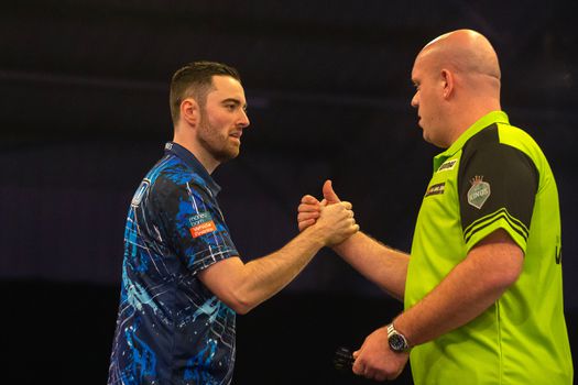 Michael van Gerwen afgepoetst door Luke Humphries in finale German Darts Grand Prix