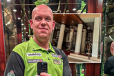 Michael van Gerwen in de lift van het hotel. © Instagram