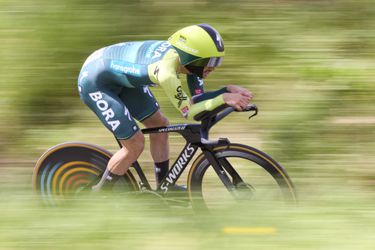 Primoz Roglic mist afslag, maar wint wel in Ronde van Baskenland, pijnlijke val Remco Evenepoel