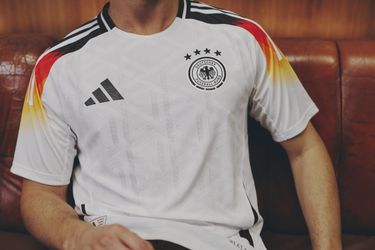 Adidas stopt verkoop Duitsland-shirt met rugnummer 44 vanwege gelijkenis met SS-logo