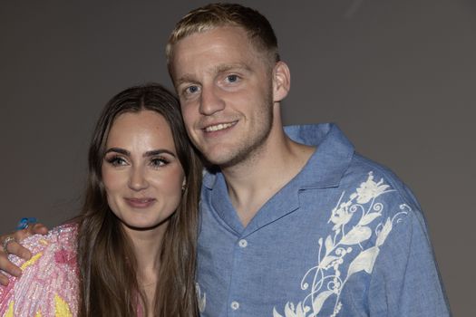 Oud-Ajacied Donny van de Beek maakt veel indruk als vader: 'Mooi om dit te zien'