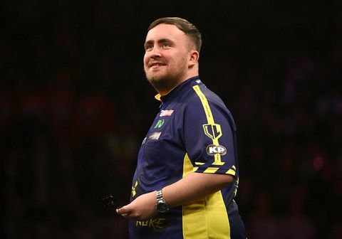 Michael van Gerwen plaagt Luke Littler met vermeende vriendin: 'Zaten wel heel dicht bij elkaar'