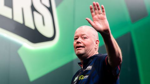 Topdarter Raymond van Barneveld maakt indruk, maar moet óók teleurstelling verwerken
