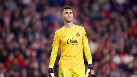 Grote onrust bij Spaanse voetbalclub na enorme diefstal in kleedkamer; keeper zwaar aangeslagen