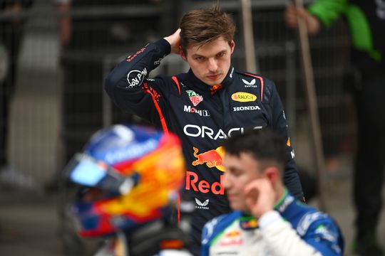 Situatie Red Bull lijkt onhoudbaar: 'Max Verstappen draagt alles op zijn schouders'