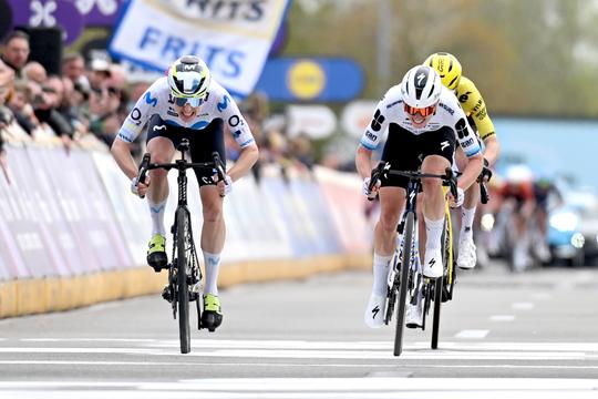 Toprenster Demi Vollering grijpt na knotsgekke slotkilometer net naast zege in wielerklassieker: 'Ze was de slimste'