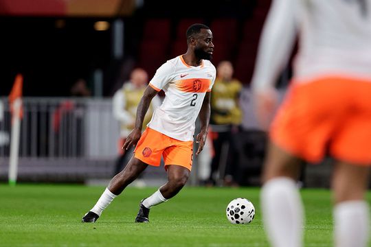 Britse politie treedt hard op in zaak rond racistisch bejegende Oranje-international (25)