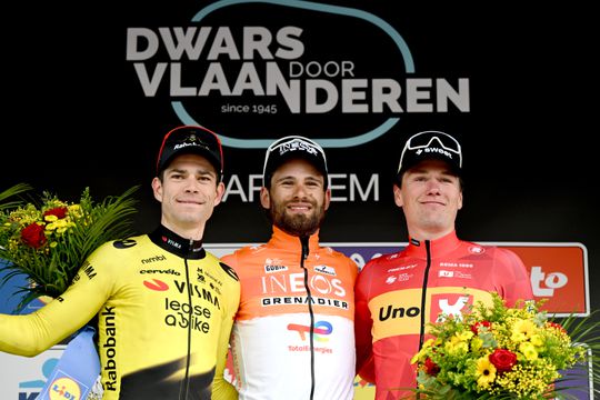 België in de ban van 'plakbidon' winnaar Dwars door Vlaanderen: 'Dus schrijft Wout van Aert geen geschiedenis'
