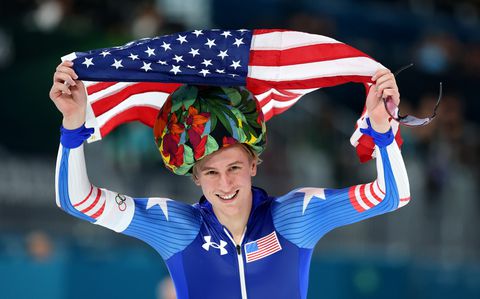 Schaatsfenomeen Jordan Stolz op speciale wijze in het zonnetje gezet: 'We zijn hem enorm dankbaar'