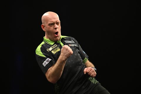 Feestelijke dag voor topdarter Michael van Gerwen in drukke week: 'De tijd vliegt'