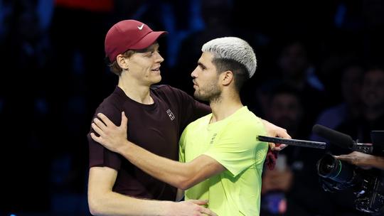 Pikante strijd tussen tennisrivalen Carlos Alcaraz en Jannik Sinner: Italiaan kan slag slaan door dopingschorsing