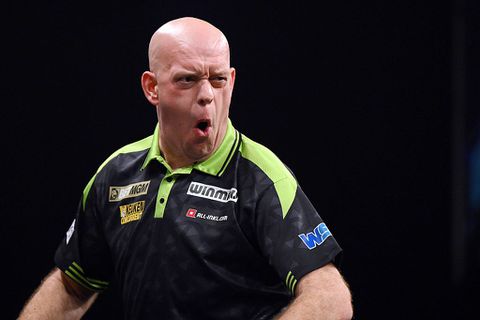 Strijdvaardige Michael van Gerwen onder druk voor play-offs Premier League: 'Nu moet ik het laten zien'