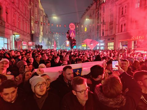 Bizarre taferelen in Bosnië na historische plaatsing voor WK voetbal: bijna 100.000 mensen 's nachts de straat op