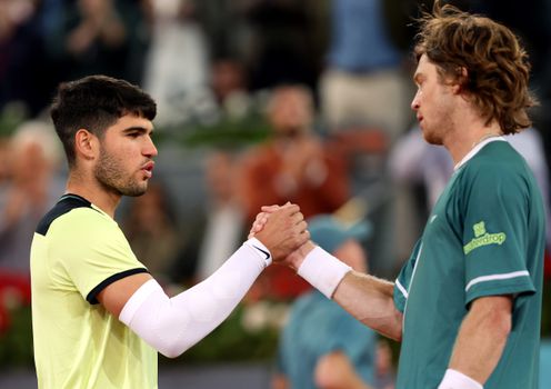 Andrey Rublev zorgt na zege op Tallon Griekspoor voor stunt tegen titelverdediger Carlos Alcaraz in Madrid