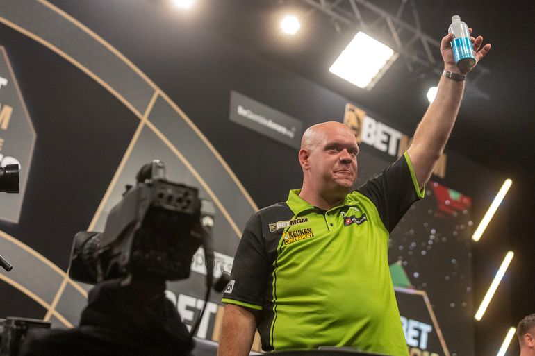 Michael van Gerwen grijpt ondanks bittere pil laatste strohalm in jacht op play-offs Premier League Darts