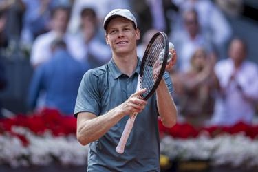 Jannik Sinner bereikt moeiteloos eerste finale Madrid Open: 'Ik heb een nieuwe versnelling gevonden'
