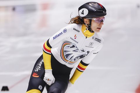 Bijzondere actie van  topshorttrackster leidt tot commentaar van collega: 'Alleen jij doet dat in een rokje'