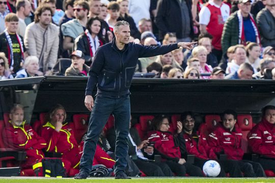 Feyenoord-trainer Robin van Persie lacht om kritiek op duo met Dick Advocaat: 'Ik hoorde iets over zwembandjes'