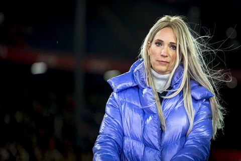 Hélène Hendriks doet aan tafel bij VI boekje open over 'eerste keer': 'Tijdens mijn vakantie was hij mijn alles'