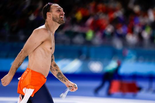 Kjeld Nuis bereidt zich in ontbloot bovenlichaam voor op nieuw schaatsseizoen