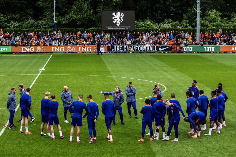 Nederlands elftal traint voor duizenden Oranjefans in Zeist: 'Dan spring ik in de gracht'