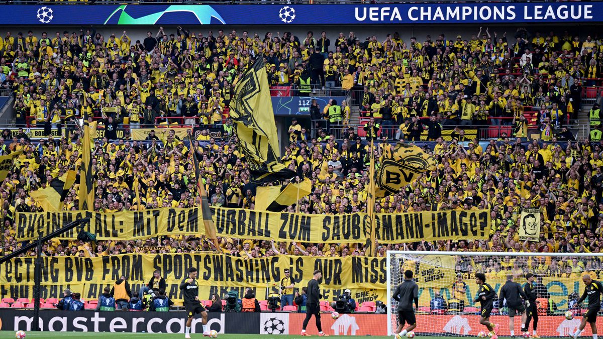 Borussia Dortmund-fans protesteren tijdens finale tegen nieuwe Champions League: 'Jullie geven alleen om geld'