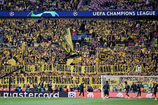 Borussia Dortmund-fans protesteren tijdens finale tegen nieuwe Champions League: 'Jullie geven alleen om geld'