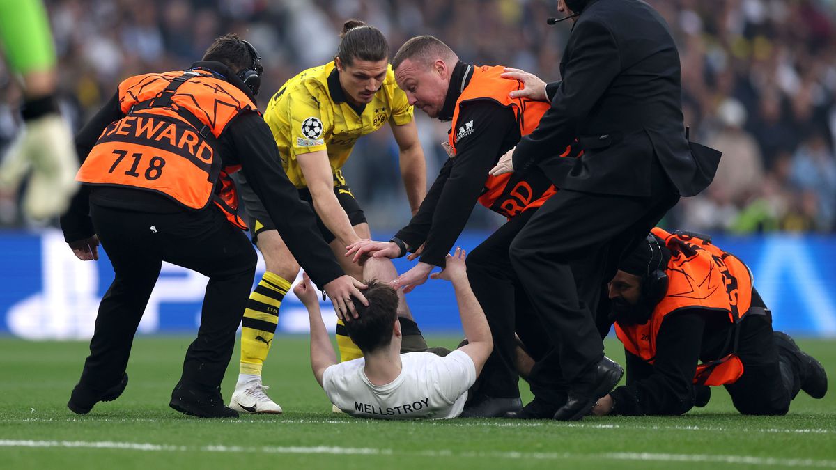 Bizar begin van Champions League-finale: fans stormen het veld op, stewards grijpen minutenlang niet in