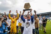 Pasgeboren zoontje van Telstar-aanvoerder zorgt voor ontroerend moment bij promotie: 'We leven maar één keer'