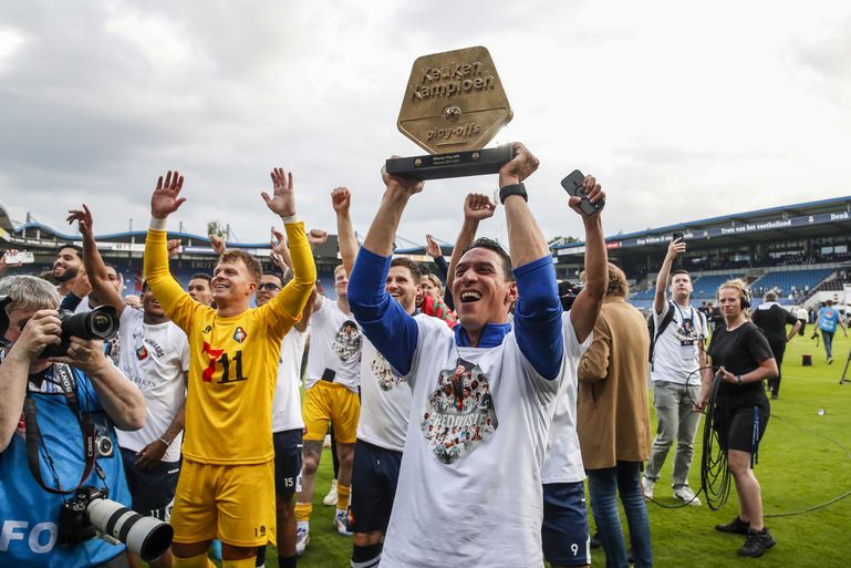 Pasgeboren zoontje van Telstar-aanvoerder zorgt voor ontroerend moment bij promotie: 'We leven maar één keer'