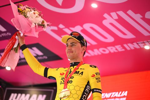Olav Kooij zorgt voor dubbel feest bij Visma na weekend van uitersten, ploeggenoot Simon Yates wint Giro d'Italia