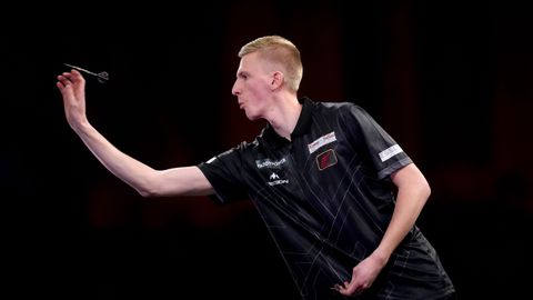 Nederlandse darter schakelt meerdere wereldtoppers uit bij Euro Tour, maar strandt vlak voor de finale