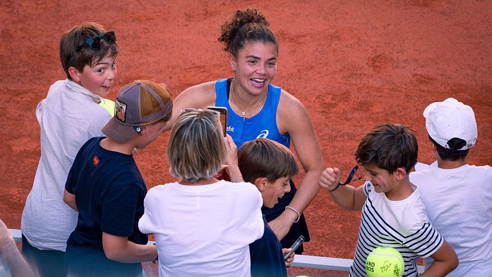 Toptennisster (29) ontketent ruzie op tribunes Roland Garros, grijpt zelf hardhandig in image