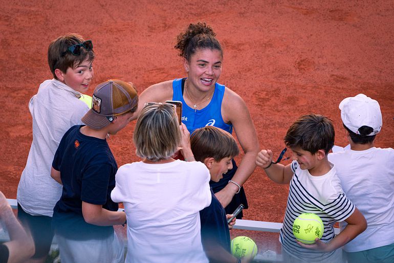 Toptennisster (29) ontketent ruzie op tribunes Roland Garros, grijpt zelf hardhandig in