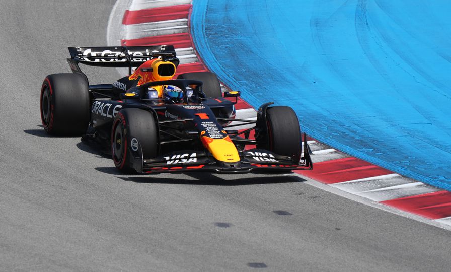 Woedende Max Verstappen verliest het hoofd in Spanje en krijgt door tijdstraf enorme dreun in titelstrijd image