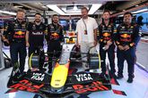 Ajacied en andere voetbalsterren bewonderen Max Verstappen van dichtbij in Barcelona