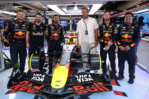 Ajacied en andere voetbalsterren bewonderen Max Verstappen van dichtbij in Barcelona