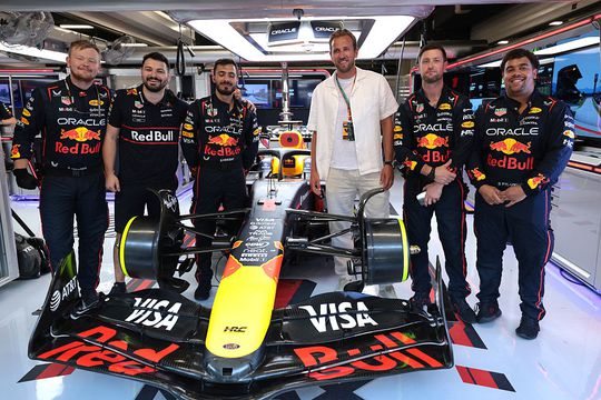 Ajacied en andere voetbalsterren bewonderen Max Verstappen van dichtbij in Barcelona