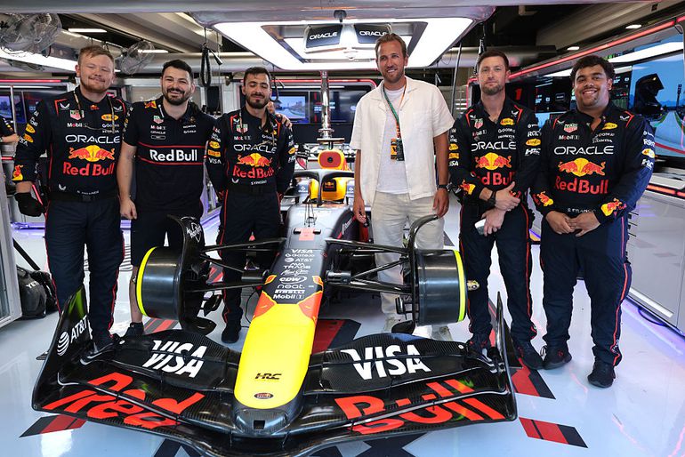 Ajacied en andere voetbalsterren bewonderen Max Verstappen van dichtbij in Barcelona