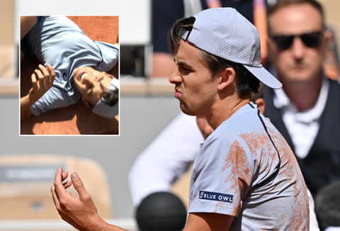 Keiharde botsing zorgt voor grote schrik op Roland Garros: 'Oeh, die doet zichzelf pijn'
