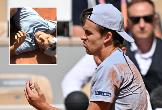 Keiharde botsing zorgt voor grote schrik op Roland Garros: 'Oeh, die doet zichzelf pijn'