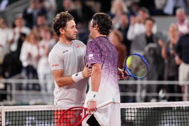 Discussie op Roland Garros: toptennisser verliest cruciaal punt na opmerkelijk incident