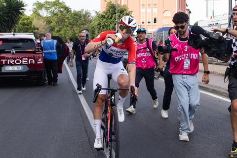Verwijten richting wielerploeg Lorena Wiebes én UCI na diskwalificatie: 'Eigenlijk onvoorstelbaar'
