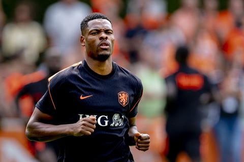 Ervaren Denzel Dumfries wil 'vuur' zien op WK voetbal: 'We mogen het af en toe wel goed laten schudden'