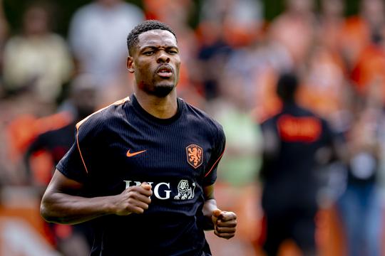 Ervaren Denzel Dumfries wil 'vuur' zien op WK voetbal: 'We mogen het af en toe wel goed laten schudden'