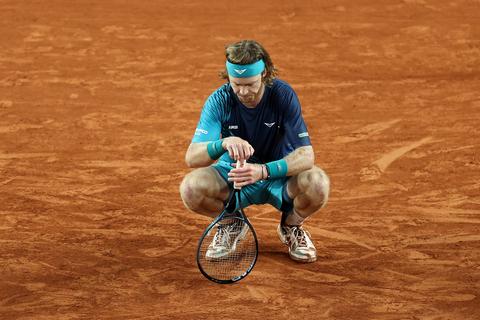 Toptennisser beleeft ergste nachtmerrie op Roland Garros: 'Hoe is dit mogelijk?'