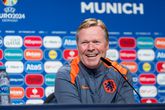 Hilariteit bij persconferentie door verwarring bij Duitse journalist: 'Hello Mr. Michels'