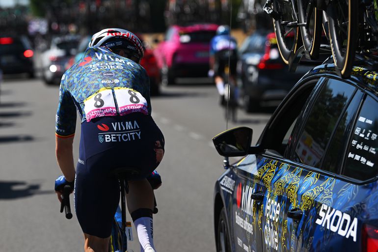 Speciale gast in de volgauto moedigt renners van Visma | Lease a Bike aan in de Tour de France