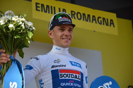 Opvallende claim van Remco Evenepoel in Tour: 'Tadej Pogacar zag er niet blij uit met gele trui'