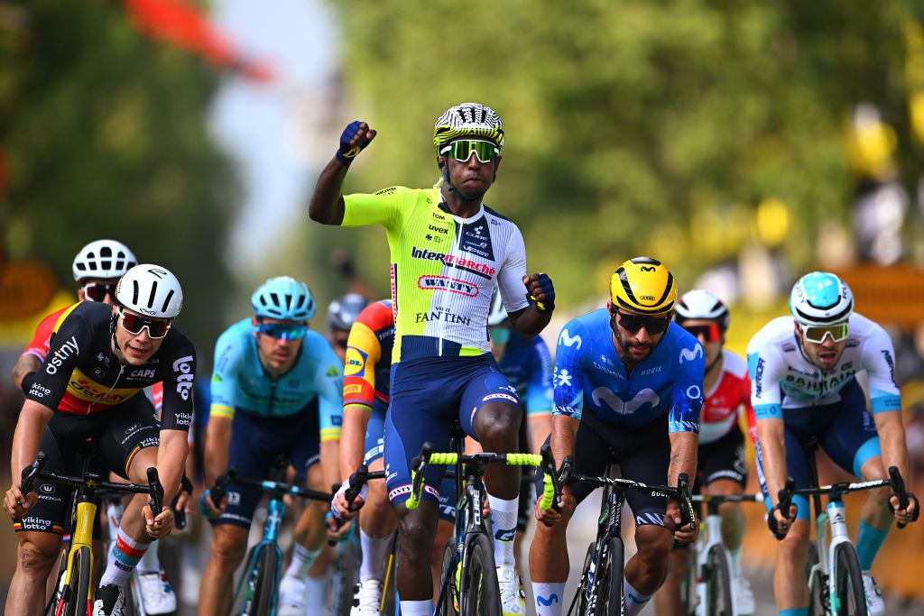 Biniam Girmay is concurrentie te snel af na massale valpartij in Tour de France, Tadej Pogacar is van gele trui af